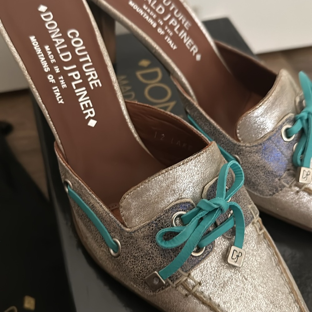 Donald J. Pliner Couture Vintage Y2K Distressed Silver Mule Heel Teal Lace Bow 8 - Picture 3 of 7